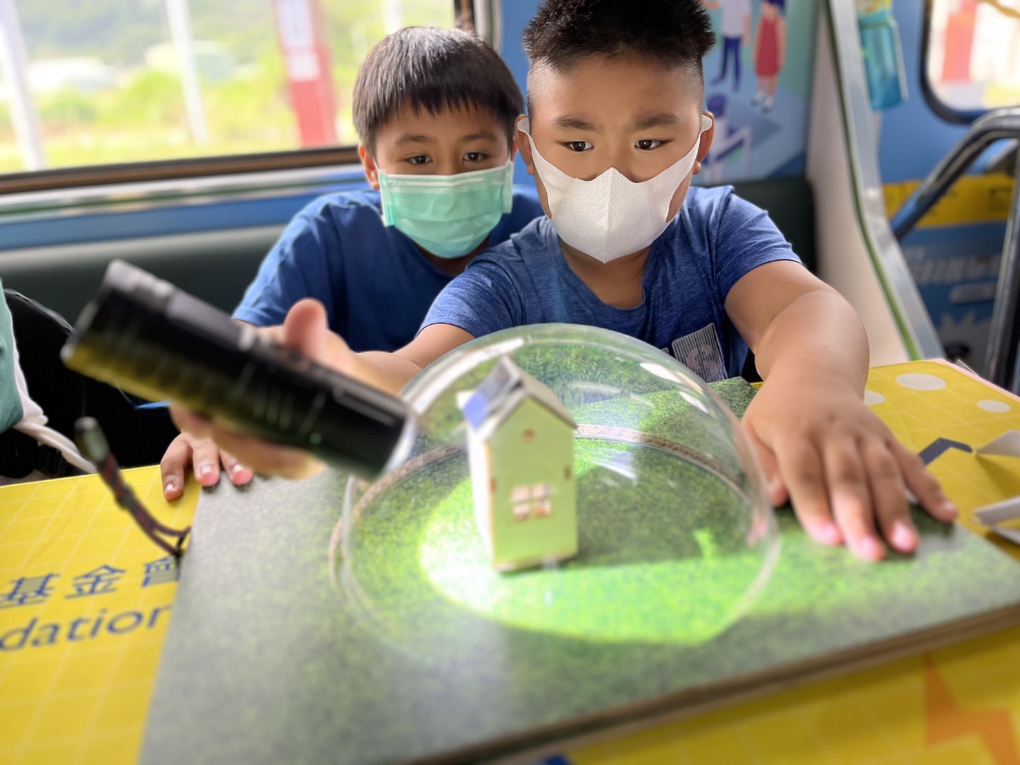 金百利參與基礎科學主題車廂，以STEAM教學精神，設計「逐日科學家」、「太陽能工程師」以及「淨零建築師」三大能源科普課程和實驗